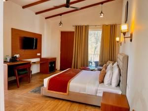 The Woods Farmhouse Resort, Jim Corbett - A beautiful wellness resort in the lap of nature客房内的一张或多张床位