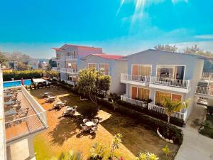 兰纳加The Woods Farmhouse Resort, Jim Corbett - A beautiful wellness resort in the lap of nature的带游泳池的房子的鸟瞰图