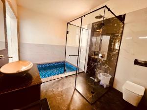 The Woods Farmhouse Resort, Jim Corbett - A beautiful wellness resort in the lap of nature的一间浴室