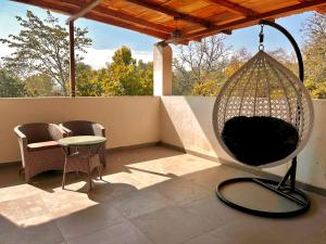 The Woods Farmhouse Resort, Jim Corbett - A beautiful wellness resort in the lap of nature的庭院或其他户外区域