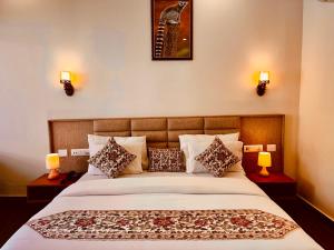 The Woods Farmhouse Resort, Jim Corbett - A beautiful wellness resort in the lap of nature客房内的一张或多张床位