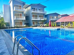 The Woods Farmhouse Resort, Jim Corbett - A beautiful wellness resort in the lap of nature内部或周边的泳池