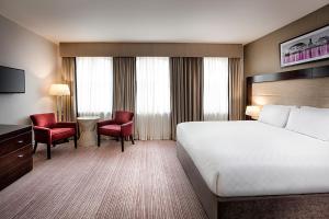 Un pat sau paturi într-o cameră la Leonardo Hotel Cardiff