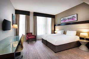 Un pat sau paturi într-o cameră la Leonardo Hotel Cardiff