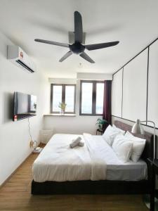 a bedroom with a bed with a ceiling fan at Riveria City KL Sentral by Guestsupply in Kuala Lumpur +18 photos