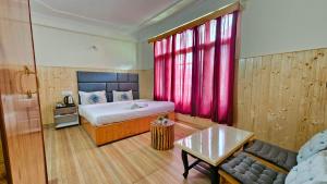 Giường trong phòng chung tại Hotel Suraj Retreat Inn