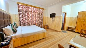 Giường trong phòng chung tại Hotel Suraj Retreat Inn