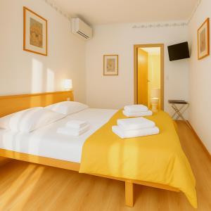Postel nebo postele na pokoji v ubytování Hotel Modena old town
