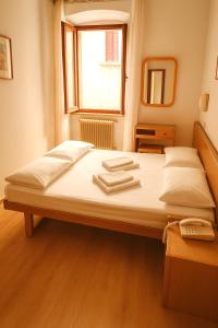 Postel nebo postele na pokoji v ubytování Hotel Modena old town
