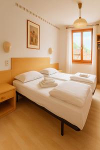 Postel nebo postele na pokoji v ubytování Hotel Modena old town