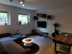 ein Wohnzimmer mit Sofa und Tisch in der Unterkunft Dürr in Berlin