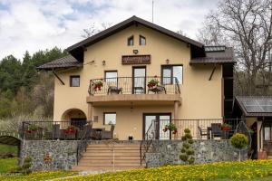 阿雷富Vila N&D的带阳台的大型黄色房屋