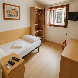 Postel nebo postele na pokoji v ubytování Hotel Modena old town