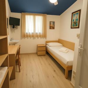 Postel nebo postele na pokoji v ubytování Hotel Modena old town