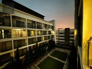 Un edificio de apartamentos con piscina en el patio. en Cosy Residence Homestay 2, en Kota Kinabalu