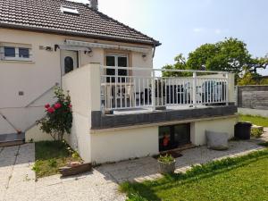 a house with a balcony and a fireplace at Chambre sérénité in Moult