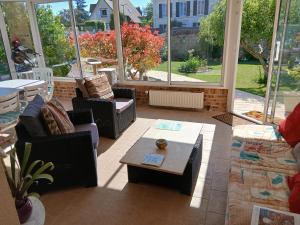 a living room with chairs and a coffee table at Chambre sérénité in Moult