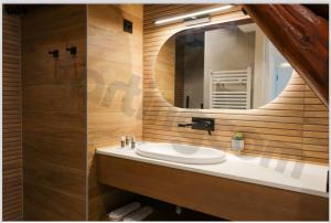 Koupelna v ubytování Hotel Les Rêveries du CLOS derrière St Jean Vignes &Spa
