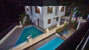 Luftaufnahme eines Hauses mit Swimmingpool in der Unterkunft Holiday Aapke Liye Bungalow no 8- 3 BHK in Khopoli