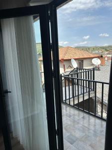 Rõdu või terrass majutusasutuses Hotel Terrace Rabath