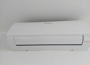 Una impresora de computadora blanca colocada encima de un techo. en Villa Maria, en Onno 37 fotos más