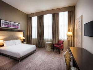 Un pat sau paturi într-o cameră la Leonardo Hotel Cardiff
