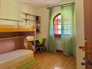 - une chambre avec des lits superposés, un bureau et une fenêtre dans l'établissement Villa Diana, à Castelnuovo di Garfagnana 10 autres photos