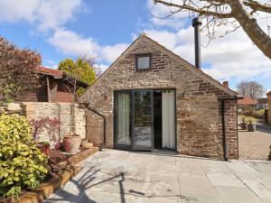 una casa de ladrillo con una gran puerta de cristal en A Stones Throw, en Scarborough
