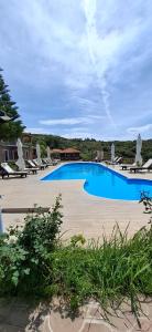 Bazén v ubytovaní Molivos Castle Apartments alebo v jeho blízkosti