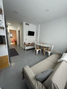 salon z kanapą i stołem w obiekcie Apartamento Cabo de Gata w mieście El Cabo de Gata