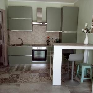 Η κουζίνα ή μικρή κουζίνα στο Appartamento con veranda e giardino a 75 m dal mare
