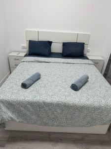 una cama con dos almohadas encima en Everything You Need All Right Here, en Las Galletas