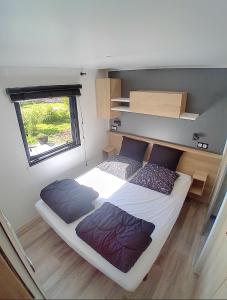 Katil atau katil-katil dalam bilik di Chalet Cozy Cove te Lauwersoog,1-6 Pers, 3 Schlafzimmer, 2 Badezimmer, 55m2!