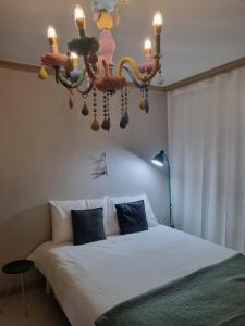 una camera da letto con un letto e un lampadario di Stay 801 a Suwon