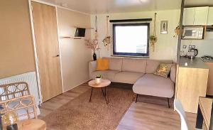 Dapur atau dapur kecil di Chalet Cozy Cove te Lauwersoog,1-6 Pers, 3 Schlafzimmer, 2 Badezimmer, 55m2!