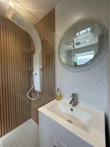 a bathroom with a sink and a mirror at Modern 2 Bedroom Home in Kinmel Bay