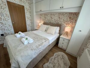 a bedroom with a bed with two towels on it at Modern 2 Bedroom Home in Kinmel Bay