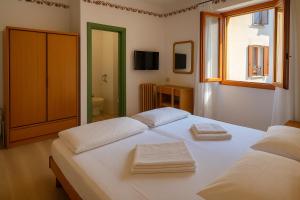 Postel nebo postele na pokoji v ubytování Hotel Modena old town