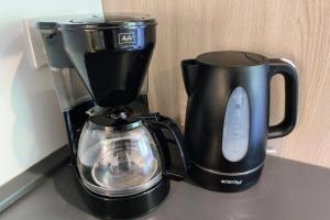 a coffee maker and a blender on a counter at Studio Occitanie 20 m2 tout équipé avec jardin in Muret