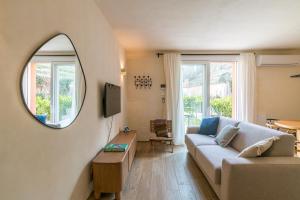 Et tv og/eller underholdning på GuestHost - 3-room Apartment, garden & pool