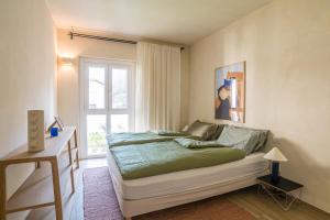En eller flere senge i et værelse på GuestHost - 3-room Apartment, garden & pool + 43 billeder