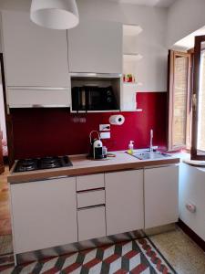eine Küche mit weißen Schränken und einer Spüle in der Unterkunft A casa mia in Santa Maria degli Angeli