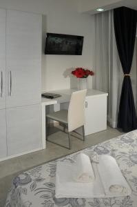 - une chambre avec un bureau, une chaise et un lit dans l'établissement B&B La Galleria, à Nardò