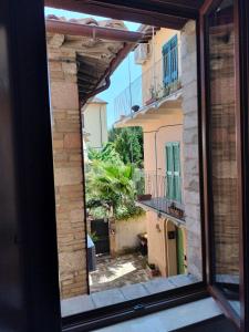 Blick auf einen Innenhof aus einem Fenster eines Gebäudes in der Unterkunft A casa mia in Santa Maria degli Angeli