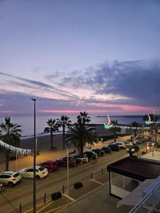 un parking avec des voitures garées sur un parking dans l'établissement Apartamento moderno na praia com varanda grande, à Quarteira