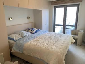 Ένα ή περισσότερα κρεβάτια σε δωμάτιο στο Apartment in Belgium with Side Sea View