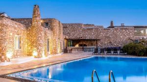 una casa con piscina di fronte a un edificio di Villa Boufla ad Agios Ioannis
