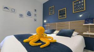 een grote gele octopus ligt op een bed bij Maison Catalina in Gignac