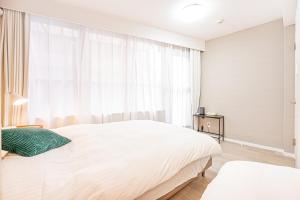 Postel nebo postele na pokoji v ubytování jinbocho str walk 6 min ,4 floors building 4dk for 13 person, 新宿駅12分 秋葉原5分 東京駅7分 銀座駅7分 渋谷20分