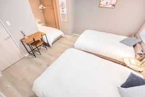 Postel nebo postele na pokoji v ubytování jinbocho str walk 6 min ,4 floors building 4dk for 13 person, 新宿駅12分 秋葉原5分 東京駅7分 銀座駅7分 渋谷20分